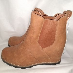Universal thread faux suede hidden wedge boot